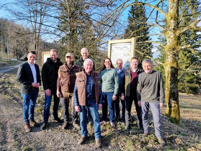 Bild vergr��ern: B�rgermeister Jonas Becker und Bundestagsabgeordneter Benedikt B�denbender (1. u. 2. v. l.) lie�en sich von den Waldgenossen auf dem Verj�ngungspfad das Konzept der waldvertr�glichen Bejagung erl�utern.