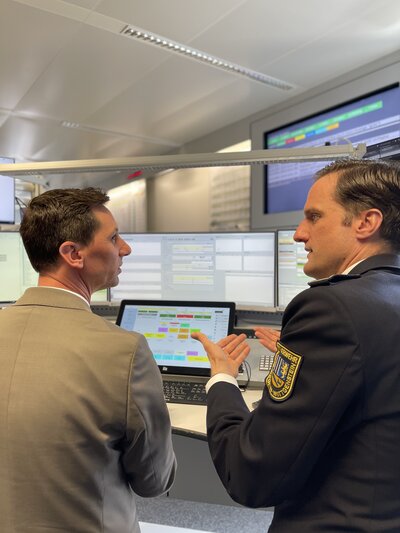 Bild vergr��ern: Bei einem Besuch von Landrat Andreas M�ller in der Kreisleitstelle stellte Thomas Tremmel, Leiter des Amts f�r Brand- und Bev�lkerungsschutz, Rettungswesen, den neuen Sofortalarm vor.