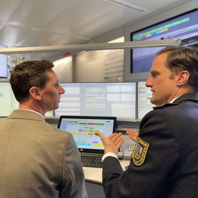 Bild vergr��ern: Bei einem Besuch von Landrat Andreas M�ller in der Kreisleitstelle stellte Thomas Tremmel, Leiter des Amts f�r Brand- und Bev�lkerungsschutz, Rettungswesen, den neuen Sofortalarm vor.