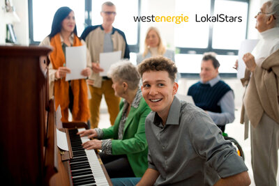 Bild vergr��ern: A group of seniors with young teacher singing together at choir rehearsal.