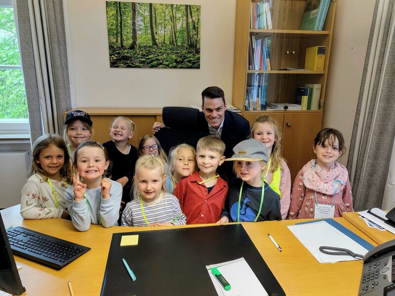 B�rgermeister Jonas Becker zeigte den Lernf�chsen aus dem Hickengrund seinen Arbeitsplatz. Foto: Gemeinde Burbach