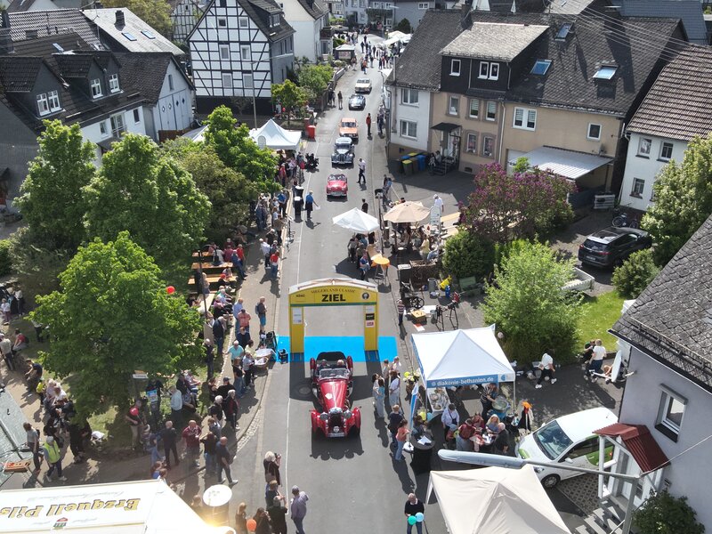 Die Durchfahrt der Oldtimer war ein H�hepunkt des Stra�enfestes in Holzhausen