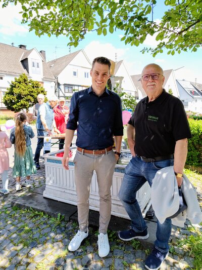 Bild vergr��ern: B�rgermeister Jonas Becker (l.) und Ortsvorsteher Helmut Willwacher auf ihrem Rundgang �ber die Festmeile.