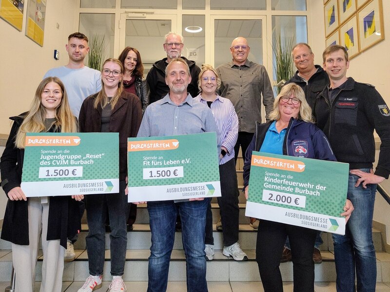 Insgesamt 5.000 Euro konnte der Verein Ausbildungsmesse S�dSiegerland in diesem Jahr an gemeinn�tzige Burbacher Ortsgruppen �aussch�tten�. Foto: Gemeinde Burbach