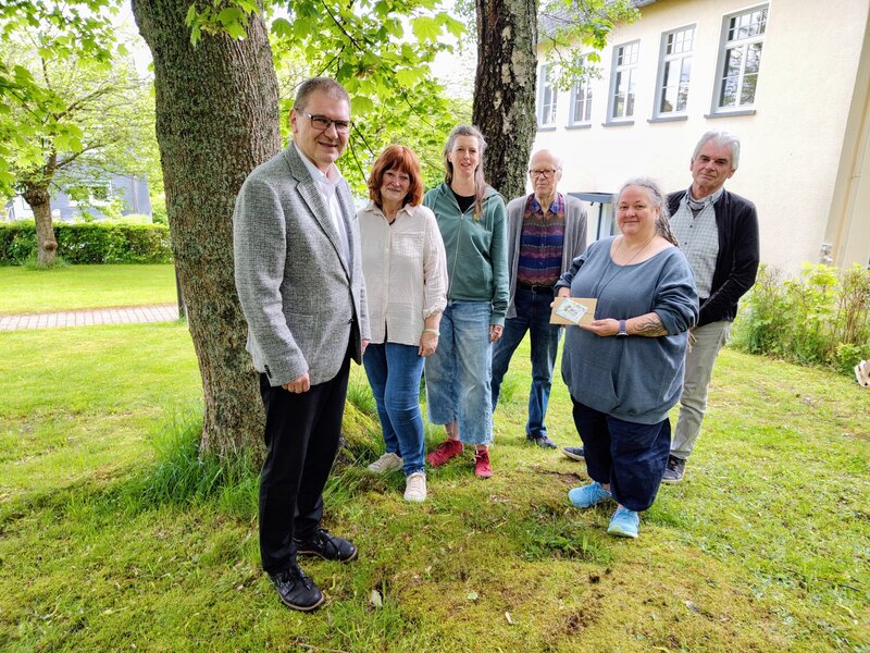 �Spa�amsel� Viola Schwarz (2.v.r.) und Sonja Bottenberg von NATURvernetzt (3.v.l.) �bergaben 118 Euro an den Vorstand des Vereins zur F�rderung der nat�rlichen Lebensgrundlagen: Vorsitzender Pfarrer Jochen Wahl, Elisabeth Fley (Gemeinde Burbach), Dirk M�l