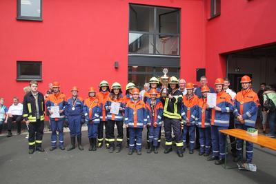 Bild vergr��ern: Bei der Siegerehrung konnten der zuk�nftige Leiter der Feuerwehr, Gemeindebrandinspektor Markus Schwarze, und Gemeinde�jugend�feuerwehrwart Pascal Sahm allen Teams eine hervorragende Leistung bescheinigen. Sieger der Gemeindejugendfeuerwehrspiele wurde die Mannschaft aus Burbach vor der Gruppe Gilsbach 1, die den 2. Platz belegte sowie W�rgendorf 2 auf Platz 3.