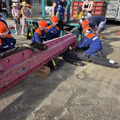 Bild vergr��ern: Menschenrettung mit Hilfe eines Hebekissens