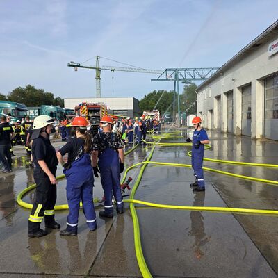 Bild vergr��ern: Im Au�enangriff wird der Brand in der Werkshalle bek�mpft