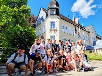 Bild vergr��ern: F�r ihren Besuch des Rathauses hatten die Sch�lerinnen und Sch�ler der 4a der Grundschule Hickengrund (Standort Holzhausen) sehr gut vorbereitet.