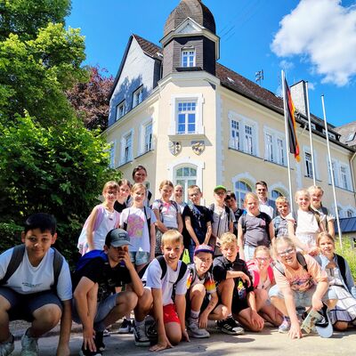 Bild vergr��ern: F�r ihren Besuch des Rathauses hatten die Sch�lerinnen und Sch�ler der 4a der Grundschule Hickengrund (Standort Holzhausen) sehr gut vorbereitet.