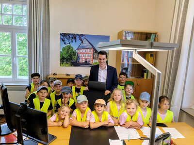 Bild vergr��ern: Die Vorschulkinder interessierten sich brennend f�r den Arbeitsplatz von B�rgermeister Jonas Becker