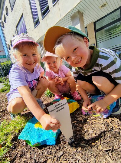 Bild vergr��ern: Die Kinder sind zurecht stolz auf ihre bunten Kunstwerke.