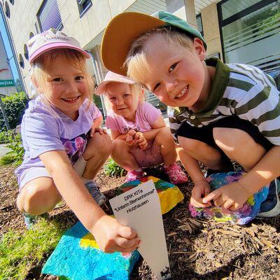 Bild vergr��ern: Die Kinder sind zurecht stolz auf ihre bunten Kunstwerke.