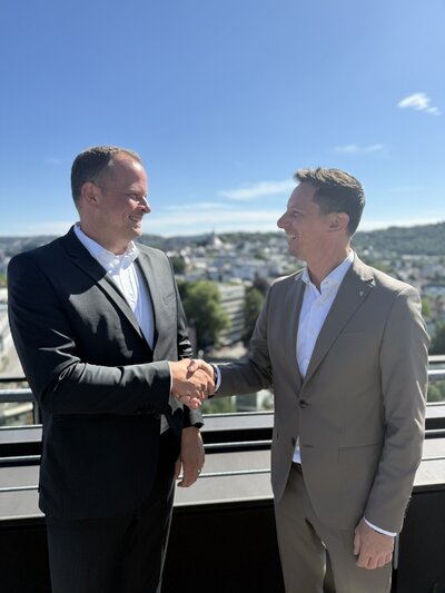 Bild vergr��ern: Landrat Andreas M�ller (r.) w�nscht Andr� Feuerstein beim Antrittsbesuch im Siegener Kreishaus alles Gute f�r die kommenden Aufgaben.