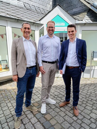 Bild vergr��ern: Landtagsabgeordneter Jens Kamieth, Bundestagsabgeordneter Benedikt B�denbender und B�rgermeister Jonas Becker (v.l.n.r.) besuchten die Hebammenpraxis Bauchgef�hl.