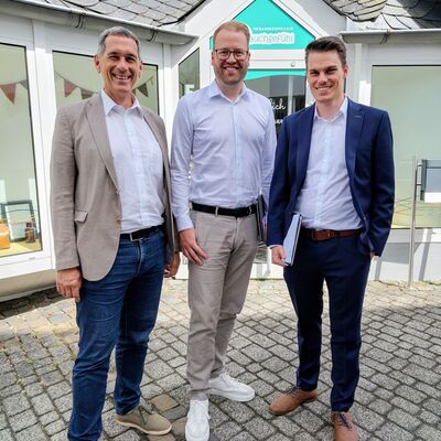 Bild vergr��ern: Landtagsabgeordneter Jens Kamieth, Bundestagsabgeordneter Benedikt B�denbender und B�rgermeister Jonas Becker (v.l.n.r.) besuchten die Hebammenpraxis Bauchgef�hl.