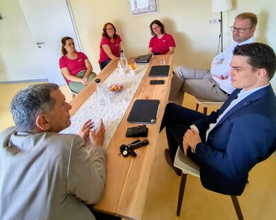 Bild vergr��ern: Die Politiker h�rten sich die Sorgen von Katharina Schreiber, Tabea Oerder und Kathleen Walter (hinten v.l.) an.