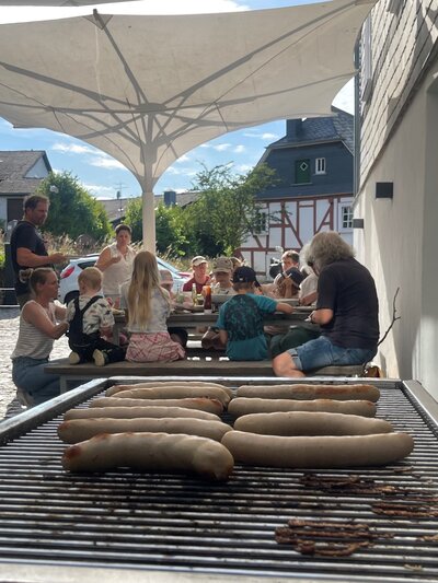 Bild vergr��ern: Beim Abschlussgrillen gab es W�rstchen, Salate und Obst f�r die Teilnehmenden.