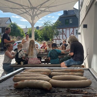 Bild vergr��ern: Beim Abschlussgrillen gab es W�rstchen, Salate und Obst f�r die Teilnehmenden.