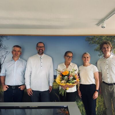 Bild vergr��ern: Der neue ABU-Vorstand: Simon Menk, Arndt Nikolaus Loh, Christoph Buhl, die verabschiedete Vorsitzende Annette Hering, Michelle Richmond-Kreuz und Marius Klein. 