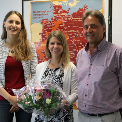 Bild vergr��ern: G�nter Richter (stellv. Vorsitzender) und Anne-Kathrin Ho� (Regionalmanagerin) begr��en Stefanie Wiegel (Assistenz des Regionalmanagements) an Ihrem ersten Arbeitstag in der Gesch�ftsstelle des Regionalvereins 3-L�nder-Eck.