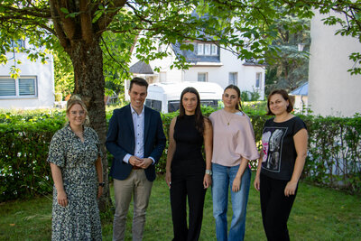 Bild vergr��ern: v. l.: Vivien J�ppche (Ausbildungsleiterin), B�rgermeister Jonas Becker, Anisa Kovacevic, Emily Gnutschij und Ekaterina Nagornik (Ausbildungsleiterin).