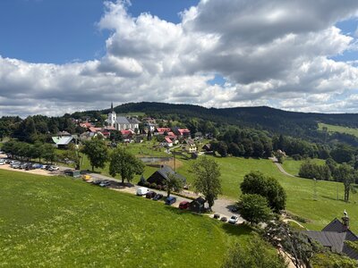 Bild vergr��ern: Weite W�lder und gr�ne T�ler pr�gen das Landschaftsbild der tschechischen Region.