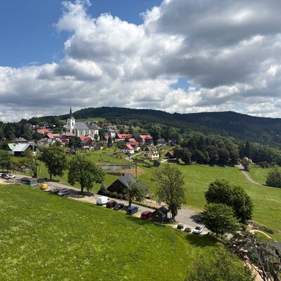Bild vergr��ern: Weite W�lder und gr�ne T�ler pr�gen das Landschaftsbild der tschechischen Region.