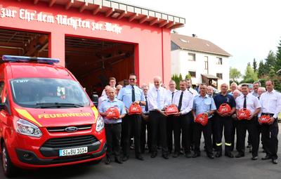 Bild vergr��ern: �ber einen neuen Mannschaftstransporter verf�gt jetzt die L�schgruppe Lippe der Feuerwehr Burbach. Au�erdem �bergab Burbachs B�rgermeister Christoph Ewers neun Defibrillatoren an die L�schz�ge der Gemeinde in erster Linie zum Eigenschutz der Wehrleute im Einsatz.