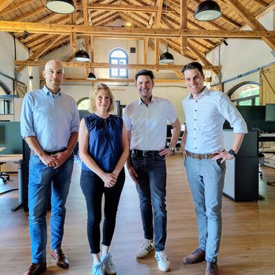 Bild vergr��ern: (v.l.n.r.:) Christian Feigs, Wirtschaftsf�rderer der Gemeinde Burbach, die fescon-Gesch�ftsf�hrung Tina und Dietrich Seibel und B�rgermeister Jonas Becker.