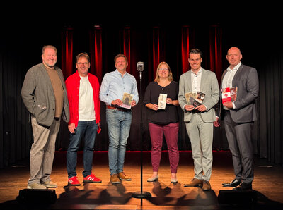 Bild vergr��ern: Martin Horne, Martin Ditthardt, Tim Lehmann, Sophie Berke, B�rgermeister Jonas Becker und Christian Roth von der Sparkasse Burbach-Neunkirchen (v.l.n.r.) stellten jetzt die Jubil�umsspielzeit 2026/27 im Heimhof-Theater und das neue Kulturprogramm 