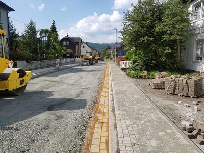 Bild vergr��ern: Auf Hochtouren laufen die Arbeiten zur Erneuerung der Ortsdurchfahrt in Dresselndorf. Am Montag sollen Asphaltarbeiten in den Bauabschnitten 2 und 3a durchgef�hrt werden.