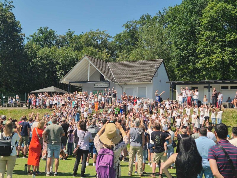 Gemeinsamer Start am Sportplatz der SG Hickengrund. Die beiden Schulstandorte der Grundschule Hickengrund feierten ein gro�es Schulfest zum 10-j�hrigen Bestehen.