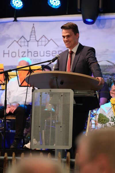 Bild vergr��ern: B�rgermeister Jonas Becker gratulierte im Rahmen des Festkommers zum Jubil�um
