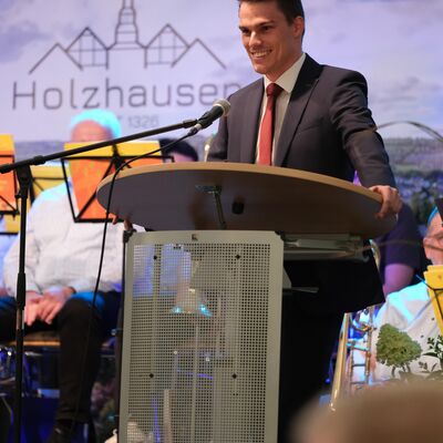 Bild vergr��ern: B�rgermeister Jonas Becker gratulierte im Rahmen des Festkommers zum Jubil�um