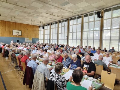 Bild vergr��ern: Gut 200 G�ste folgten der Einladung zum Seniorencaf� in der Turnhalle. 