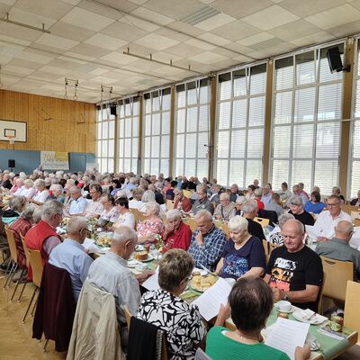 Bild vergr��ern: Gut 200 G�ste folgten der Einladung zum Seniorencaf� in der Turnhalle. 