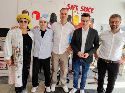 Bild vergr��ern: Mere Langenbach, Ruka, Apotheker Nils Krumm, B�rgermeister Jonas Becker und Markus Laurenz vom Marktplatz der Gesundheit (v.l.n.r.) freuen sich �ber die erste Save Space-Apotheke in Burbach.