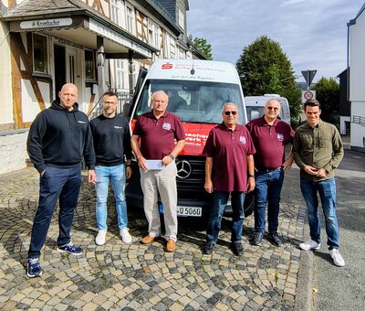 Bild vergr��ern: Wollen den B�rgerbusbetrieb weiterhin gemeinsam erm�glichen  (v.l.n.r.): Die Sparkassen-Vorst�nde Christian Roth und Simon Fries, der Vorstand des B�rgerbusvereins, hier vertreten von Gesch�ftsf�hrer Gunther Rescke, dem 1. Vorsitzenden Uli Stein und dem 2