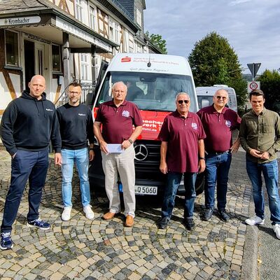 Bild vergr��ern: Wollen den B�rgerbusbetrieb weiterhin gemeinsam erm�glichen  (v.l.n.r.): Die Sparkassen-Vorst�nde Christian Roth und Simon Fries, der Vorstand des B�rgerbusvereins, hier vertreten von Gesch�ftsf�hrer Gunther Rescke, dem 1. Vorsitzenden Uli Stein und dem 2
