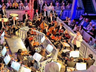 Bild vergr��ern: Die Philharmonie S�dwestfalen begeisterte beim 21. R�merkonzert in der Ev. Kirche in Burbach. 