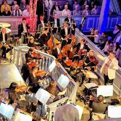 Bild vergr��ern: Die Philharmonie S�dwestfalen begeisterte beim 21. R�merkonzert in der Ev. Kirche in Burbach. 