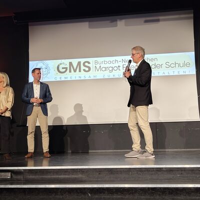 Bild vergr��ern: Schulleiter J�rgen Weber (r.) f�hrte durch den Abend. Burbachs stellv. B�rgermeisterin Heide Heinecke-Henrich und Neunkirchens B�rgermeister Marco Schwunk richteten ebenfalls einige Worte an die G�ste.