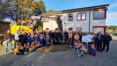 Bild vergr��ern: Viele (junge) Kameradinnen und Kameraden der Feuerwehreinheit W�rgendorf verfolgten den offiziellen Spatenstich zum Erweiterungsbau des Feuerwehrger�tehauses an der Dillenburger Stra�e. 