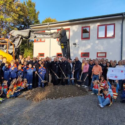 Bild vergr��ern: Viele (junge) Kameradinnen und Kameraden der Feuerwehreinheit W�rgendorf verfolgten den offiziellen Spatenstich zum Erweiterungsbau des Feuerwehrger�tehauses an der Dillenburger Stra�e. 