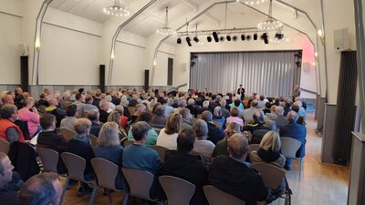 Bild vergr��ern: Rund 200 B�rgerinnen und B�rger folgten der Einladung der Ortsvorsteher im Hickengrund zum B�rgergespr�ch mit der Verwaltung in der Hickengrundhalle.