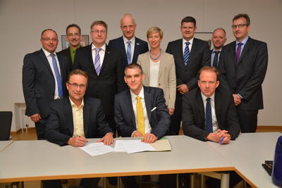 Bild vergr��ern: An dem Termin zur Vertragsunterzeichnung f�r die neue Netzgesellschaft S�dwestfalen in Netphen nahmen seitens der Kommunen (v.li.) B�rgermeister Holger Menzel, Stadt Hilchenbach, B�rgermeister Dr. Torsten Spillmann, Bad Laasphe; B�rgermeister Paul Wagener, Stadt Netphen B�rgermeister Christoph Ewers, Gemeinde Burbach sowie Dr. Catharina Friedrich (RWE,) Rechtsanwalt Martin Br�ck von Oertzen, Netphens K�mmerer H.-G. Rosemann, Dietmar Ostendorf, Peter Matten (beide RWE), Gesch�ftsf�hrer Hans-Peter Hasenstab (Kommunen) und Notar Florian Schmitt teil.