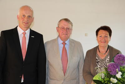 Bild vergr��ern: Zum 31. Juli 2016 gibt Gerhard Leiwen (m.) das Amt als Wahlbacher Ortsvorsteher ab. B�rgermeister Christoph Ewers dankte in der letzten Ratssitzung ihm und seiner Ehefrau Hannelore f�r den langj�hrigen Einsatz.