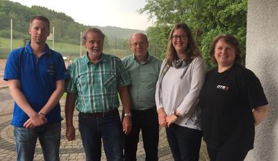 Bild vergr��ern: Wieder komplett ist der Vorstand des Burbacher Gemeindesportverbands. Von links nach rechts: Sebastian H�ttemann (1. Vorsitzender), Detlev Diehl (2. Vorsitzender), Volker Greis (Kassenwart) und Merle-Krystin G�rke (Gesch�ftsf�hrerin). Annette Bieler ist die Jugendwartin und Fachwartin f�r Sportabzeichen.