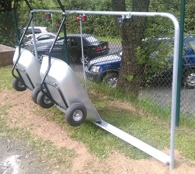 Bild vergr��ern: Auf dem Burbacher Friedhof erleichtern jetzt 
neue kleine Handwagen den Transport von Pflanzmaterialien.